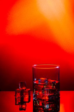 Kırmızıda buzlu tek malt viski.