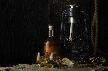 Bir şişe viski ve iki bardakla hayat devam ediyor.