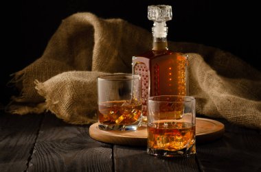 Bir şişe viski ve iki bardakla hayat devam ediyor.