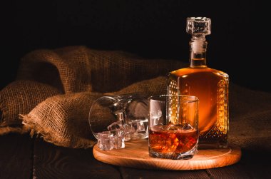 Bir şişe viski ve iki bardakla hayat devam ediyor.