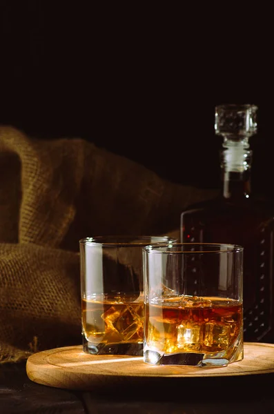 Bir şişe viski ve iki bardakla hayat devam ediyor.