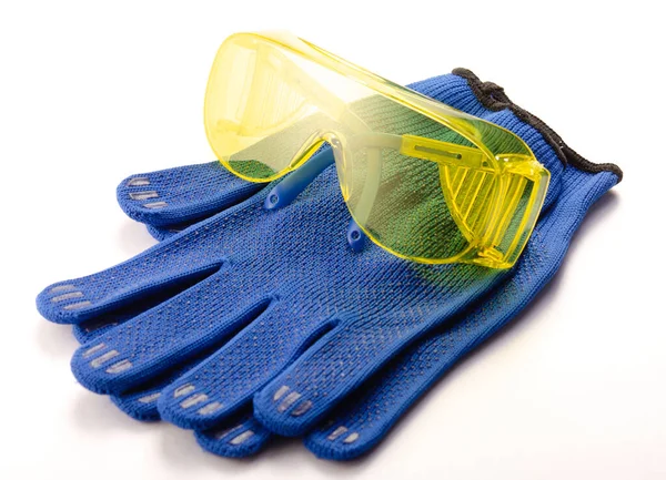 Žluté bezpečnostní brýle a rukavice izolované na bílém pozadí — Stock fotografie