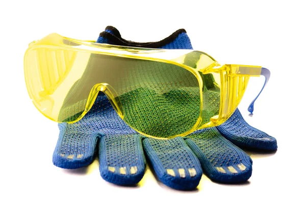Žluté bezpečnostní brýle a rukavice izolované na bílém pozadí — Stock fotografie