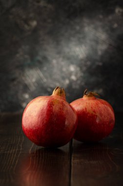 Nar ve yay içinde yakut taneleri.