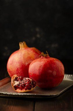 Nar ve yay içinde yakut taneleri.