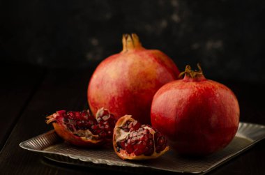 Nar ve yay içinde yakut taneleri.