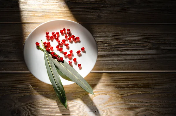 Nar ve yay içinde yakut taneleri.