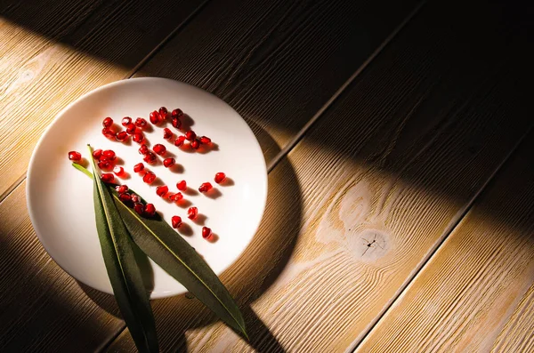 Nar ve yay içinde yakut taneleri.