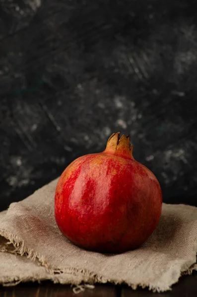 Nar ve yay içinde yakut taneleri.