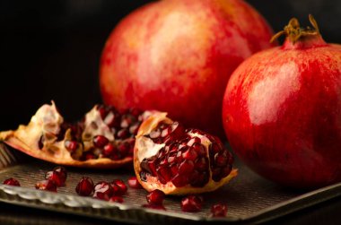 Nar ve yay içinde yakut taneleri.