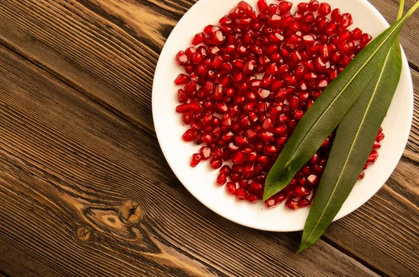 Nar ve yay içinde yakut taneleri.