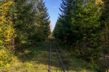 Antik çan kulesi dağlarda