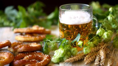 Bira, zıpır, kraker ve buğday kulağı. Ekim Festivali.