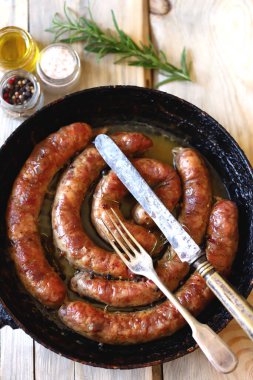 Tavada ev yapımı kızarmış sosis. Düz yatıyordu.