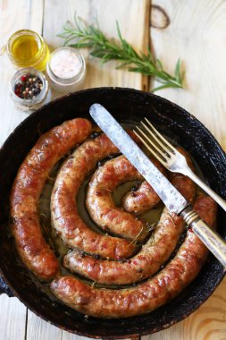 Tavada ev yapımı kızarmış sosis. Düz yatıyordu.