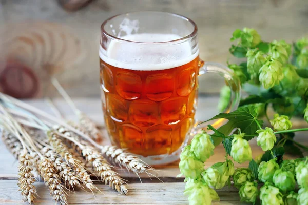 Copo Cerveja Trigo Numa Superfície Madeira Trigo Lúpulo Conceito Cerveja — Fotografia de Stock