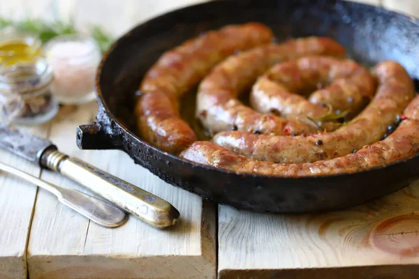 Salsichas Caseiras Fritas Uma Panela Ato Fritar Uma Mesa Madeira — Fotografia de Stock