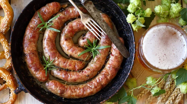 Frying Pan Fried Bavarian Sausages Pretzels Beer Hops Oktoberfest Menu — Stock Photo, Image