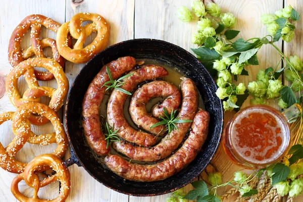 Sütő Serpenyőben Sült Bajor Kolbásszal Pereccel Sörrel Komlóval Oktoberfest Menü — Stock Fotó