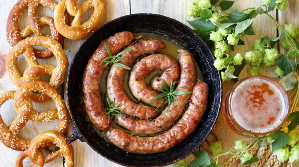 Salsichas Caseiras Fritas Uma Panela Mesa Composição Oktoberfest Enchidos Cerveja — Fotografia de Stock