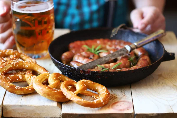 Homem Num Bar Come Salsichas Pretzels Com Cerveja Menu Oktoberfest — Fotografia de Stock