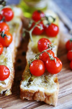 Zeytinyağı ve kiraz domatesli nefis bruschetta. İtalyan Mutfağı.