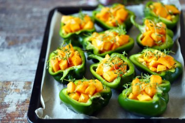 Seçici odaklanma. Balkabağı parçalarıyla doldurulmuş yeşil biber. Sonbahar yemekleri. Sağlıklı yiyecekler. Vejetaryen yemeği.