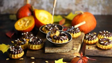 Lezzetli balkabağı kekleri. Güzel sonbahar tatlıları. Sağlıklı bir balkabağı tatlısı.