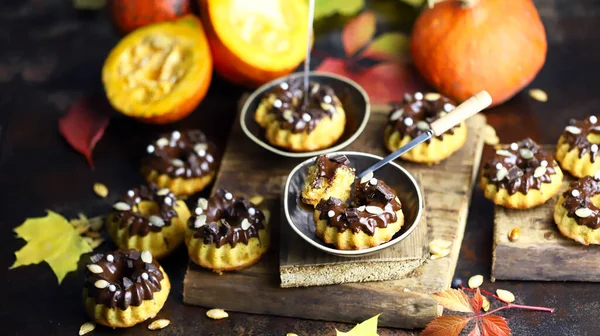 おいしいカボチャのケーキ 美しい秋のデザート 健康的なカボチャのデザート — ストック写真