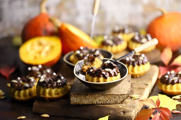 おいしいカボチャのケーキ 美しい秋のデザート 健康的なカボチャのデザート — ストック写真