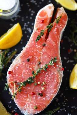 Baharatlı tuzlu somon..