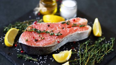 Tuzlu somon dilimi, deniz tuzu ve baharatlı taş tahtada. Keto Paleo. Pegan diyeti.