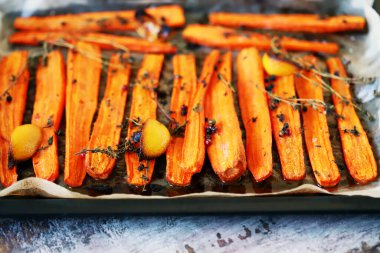 Fırında havuç, sebze ve limon dolu bir tepside..