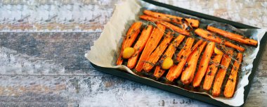 Fırında havuç, sebze ve limon dolu bir tepside..