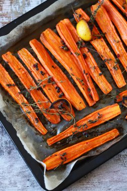 Fırında havuç, sebze ve limon dolu bir tepside..