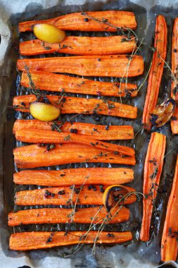 Fırında havuç, sebze ve limon dolu bir tepside..