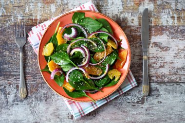 Ispanaklı, mandalinalı ve mavi soğanlı sağlıklı salata. Organ yemeği. Evde yemek pişirmek. Güzel yemek..