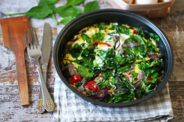 Ispanaklı omlet ile kızartma tavası..