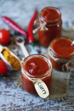 Ev yapımı köri sosu. Köri soslu kavanozlar, domatesler, baharatlar..