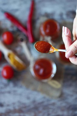 Ev yapımı köri sosu. Köri soslu kavanozlar, domatesler, baharatlar..