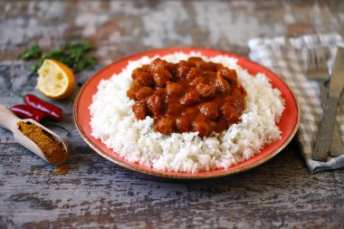 Tabakta vejetaryen körili pilav. Körili beyaz pirinç ve soya eti. Vejetaryen yemeği. Sağlıklı yiyecekler. Diyet.