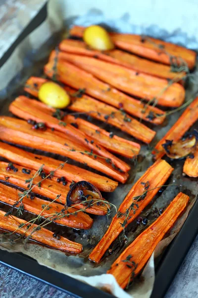 Gebackene Karotten Auf Einem Backblech Mit Kräutern Und Zitrone — Stockfoto