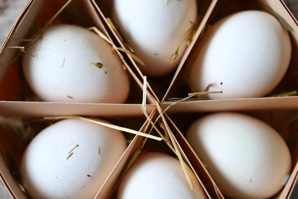Zelfgemaakte Witte Eieren Een Houten Dienblad — Stockfoto