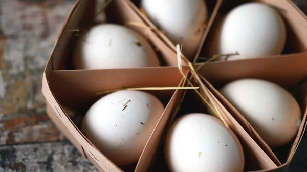 Houten Pan Met Eieren Hooi Zelfgemaakte Eieren Milieuproduct — Stockfoto