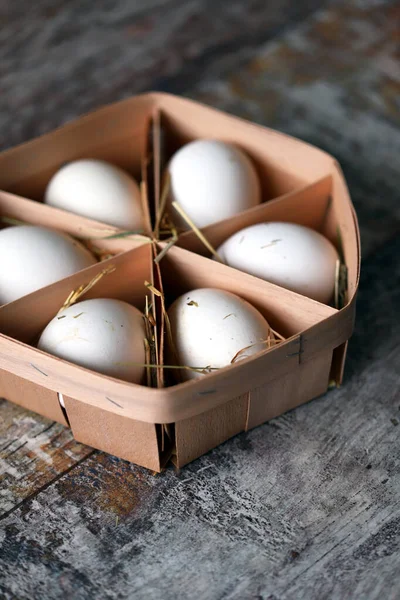 Zelfgemaakte Witte Eieren Een Houten Dienblad — Stockfoto