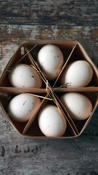 Verse Zelfgemaakte Eieren Een Houten Dienblad Witte Eieren Milieuproducten — Stockfoto