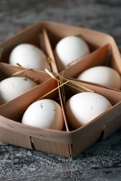 Verse Zelfgemaakte Eieren Een Houten Dienblad Witte Eieren Milieuproducten — Stockfoto