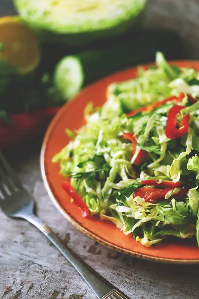 Salada Vitamina Saudável Com Repolho Fresco Salada Primavera Com Repolho — Fotografia de Stock
