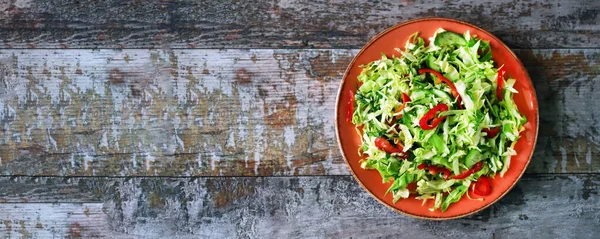 Gezonde Lentesalade Een Bord Salade Met Verse Kool Kruiden Komkommer — Stockfoto