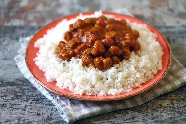 Vegán Curry Rizs Tálcán Fehér Rizs Curryvel Szójahússal Vegán Ebéd — Stock Fotó